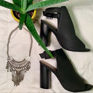 ◾️Black block heel bootie size 8